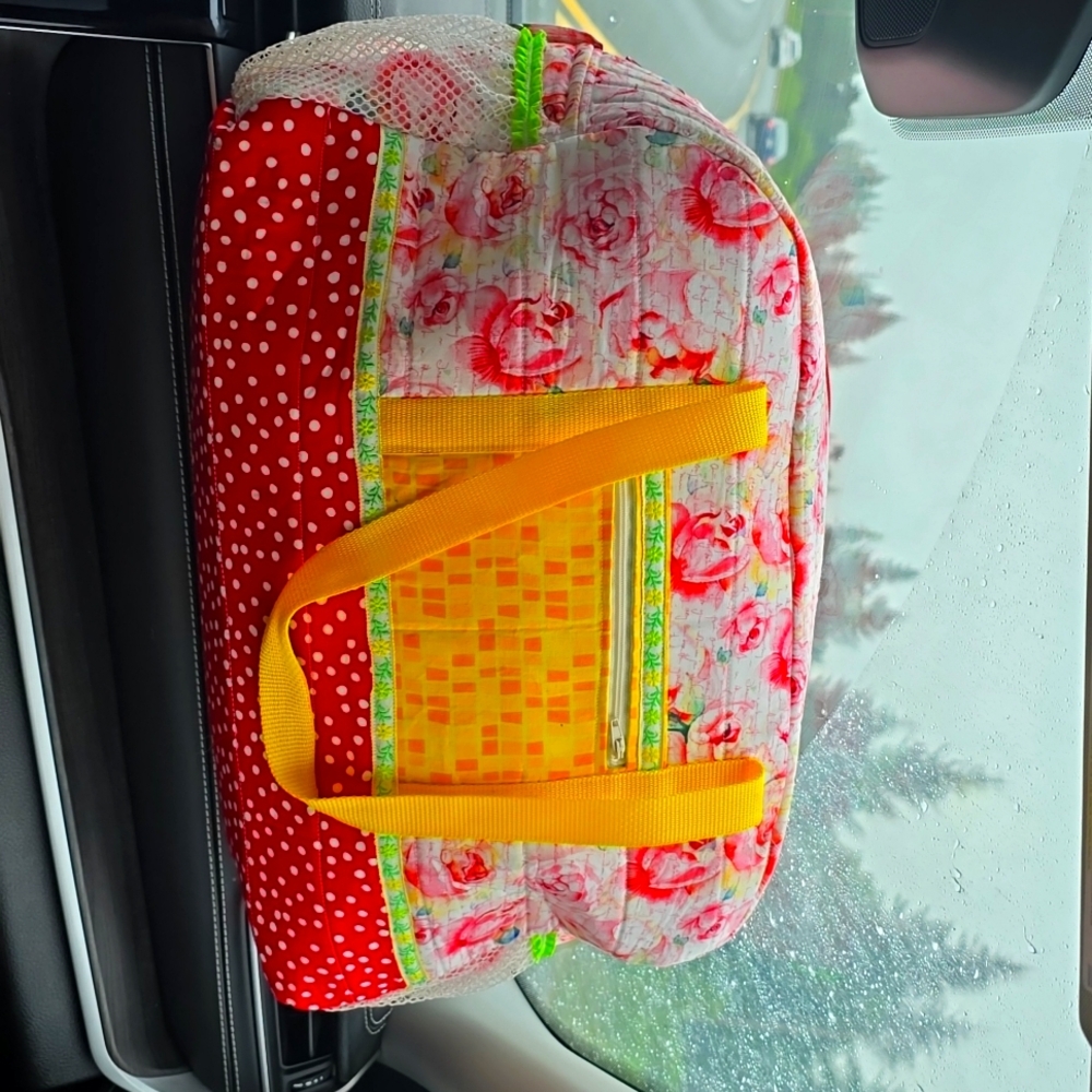 Over night bag. Handmade, you choose the colors. Pockets inside and outside.